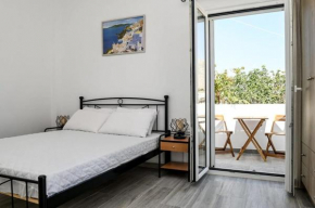 Santorini Life Vibrant Studio Only 50m from the Beach